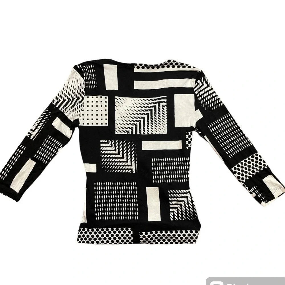 Geometric print Black and White Top NWT - Picture 9 of 11